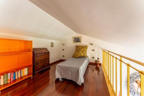 1 dormitorio con 1 cama y vestidor en Belvedere, House With Pool- Recco, Liguria, 