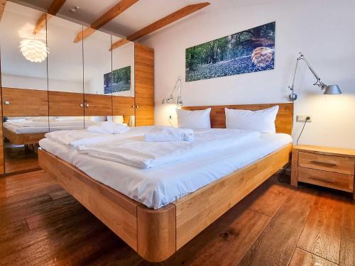 - une chambre avec un grand lit dans l'établissement Ferienwohnung Lorenz, à Sassnitz