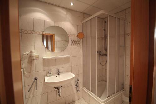 y baño con lavabo y ducha. en Fürstenhof - Ferienwohnung 202, en Sassnitz