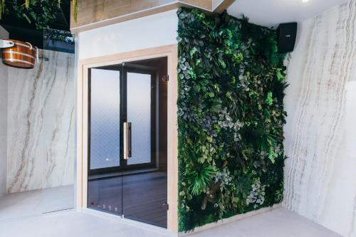 an open door with a green wall at NOZON Apartments & Wellness in Odorheiu Secuiesc