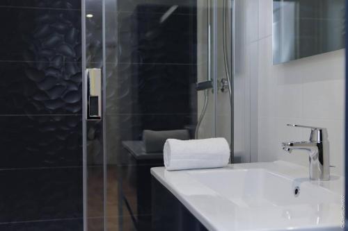 La salle de bains est pourvue d'un lavabo et d'une douche. dans l'établissement La Chouette, à Dijon