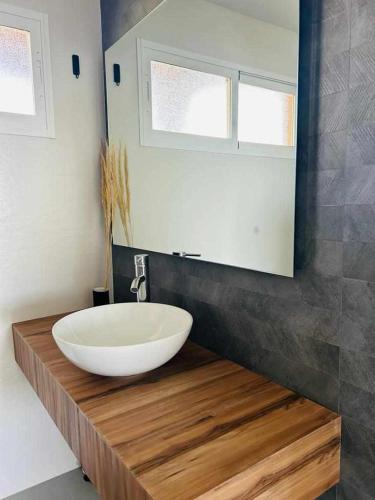 a bathroom with a white sink and a mirror at Perfecto Apartamento para vacaciones frente al mar in Villajoyosa