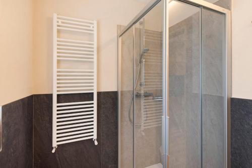 La salle de bains est pourvue d'une cabine de douche en verre. dans l'établissement Chalet Leur Gusja Golp Trilocale, à Livigno