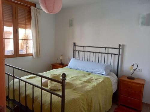 1 dormitorio con 1 cama con marco de metal en Casa San Sebastian, en Pinos del Valle