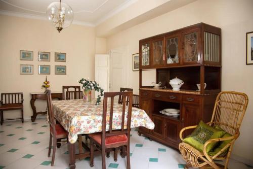 ein Esszimmer mit einem Tisch und einem Kronleuchter in der Unterkunft Casa Vela in Ariano Irpino