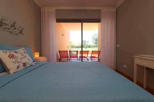 ein Schlafzimmer mit einem Bett und einem Tisch und Stühlen in der Unterkunft Millennium golf by FHR piscina & parking in Vilamoura