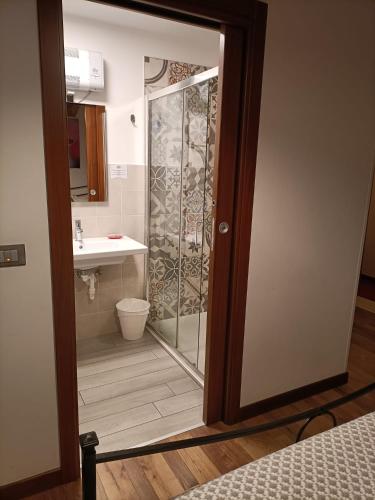 a bathroom with a shower with a toilet and a sink at LOCANDA RIGHETTO in Quinto di Treviso