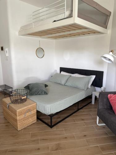 um quarto com uma cama e um sofá em Casa Floramundi em Catânia