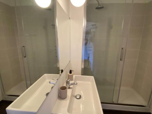 uma casa de banho branca com um lavatório e um chuveiro em Appartement Montgenèvre, 2 pièces, 4 personnes - FR-1-445-172 em Montgenèvre