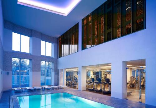 una piscina en un edificio con gimnasio en Hyatt Regency Dushanbe, en Dushanbe