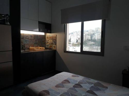 DbayehStudio In Dbayeh In A Prime Location, Wifi, 38sqm的带床和窗户的卧室