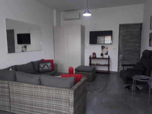 DbayehStudio In Dbayeh In A Prime Location, Wifi, 38sqm的带沙发、椅子和桌子的客厅