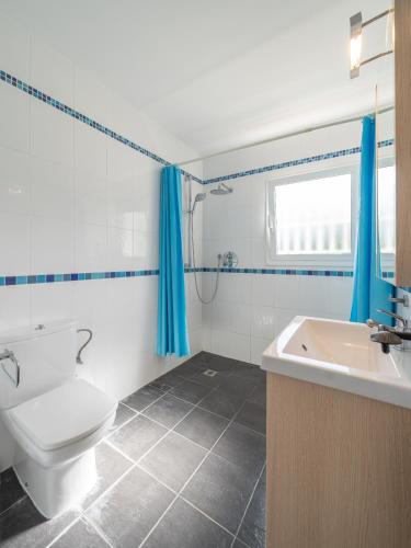 a bathroom with a toilet and a sink and a tub at Villa Sharon in L'Escala