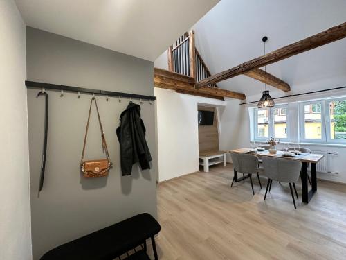 uma cozinha e sala de jantar com mesa e cadeiras em Lady Apartments em Liberec