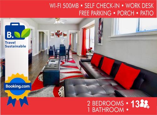 een woonkamer met een bank en een tafel bij The Rubi Lounge - Spacious Brooklyn Centre Modern Escape Near Downtown With Parking, 300MB WiFi & Self Check-In in Cleveland