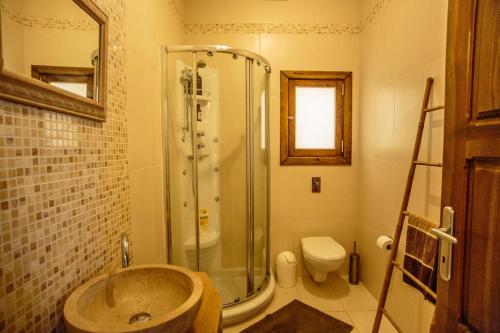 a bathroom with a shower and a sink and a toilet at Crosslanes BB in Kerċem