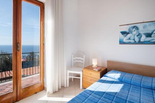 um quarto com uma cama e vista para o oceano em Matisse Cantone em Nerano