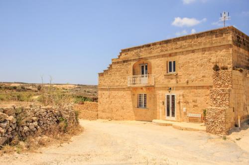 an old brick building on a dirt road at Crosslanes BB in Kerċem