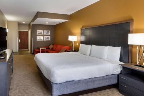 een hotelkamer met een groot bed en een televisie bij La Quinta by Wyndham Boone in Boone
