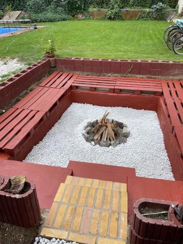 a fire pit in a box with white gravel at Schöne Wohnung in Bestlage inclusive Parkplatz in Leipzig