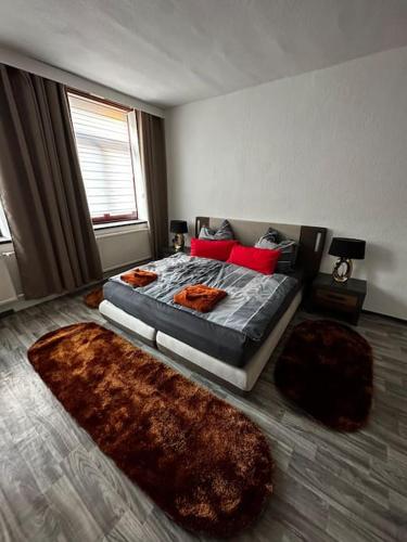 ライプツィヒにあるSchöne Wohnung in Bestlage inclusive Parkplatzのベッドルーム1室(ベッド1台付)、床に敷物2枚が備わります。