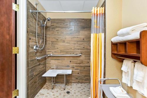 uma casa de banho com um chuveiro e uma parede de madeira em La Quinta by Wyndham Boone em Boone