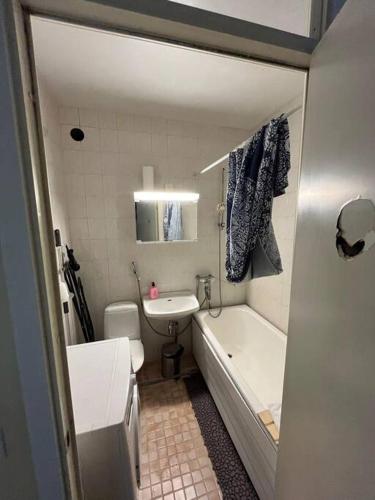 uma pequena casa de banho com um lavatório, uma banheira e um WC. em Kotimaailma - Kaksio Tikkurilan palveluiden lähistöllä em Vantaa