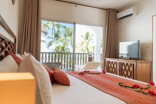 Ένα ή περισσότερα κρεβάτια σε δωμάτιο στο Royal Beach Hôtel