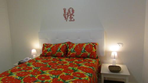 1 dormitorio con 1 cama y 2 lámparas en las mesas en 439 Barrabela, en Río de Janeiro