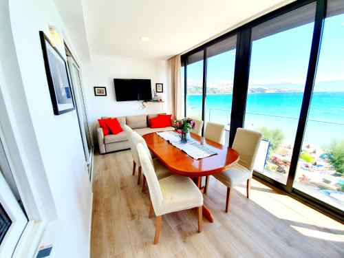 ein Esszimmer mit einem Tisch, Stühlen und Meerblick in der Unterkunft Apartment Anton in Baška