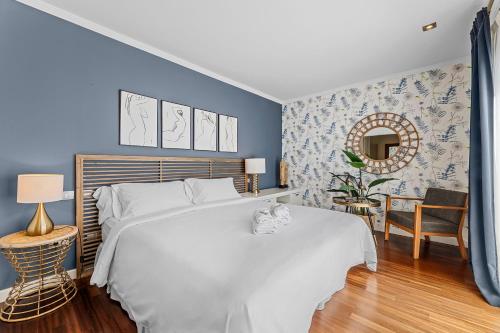 プラヤ・ブランカにあるVillalia Juliaの白いベッドと青い壁が備わるベッドルーム1室が備わります。