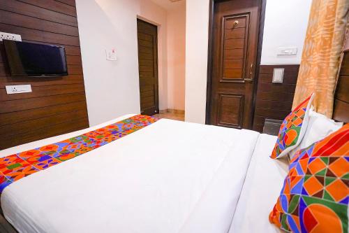 Una cama o camas en una habitación de FabExpress MM Residency