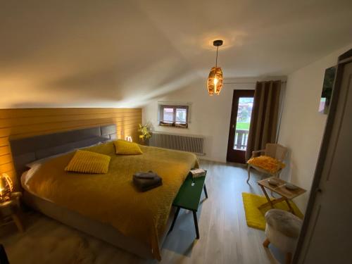 um quarto com uma cama grande e um cobertor amarelo em Gästehaus Schmitt em Lähn