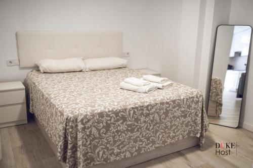 een slaapkamer met een bed met twee handdoeken erop bij Castellana Norte Ml8-2 in Madrid