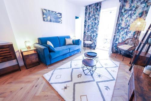 - un salon avec un canapé bleu et un tapis dans l'établissement Cozy along the river - downtown & terrace - 4, à Annecy