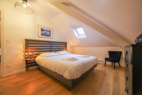 a bedroom with a bed and a desk and a chair at Le Factory Duplex en vieille ville côté lac in Annecy