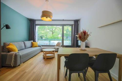 un salon avec une table et un canapé dans l'établissement La Bulle Verte T2 proche lac avec parking - 3, à Annecy