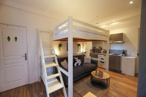 a small room with a bunk bed and a kitchen at Le Petit Plus - studio confortable avec parking in Annecy