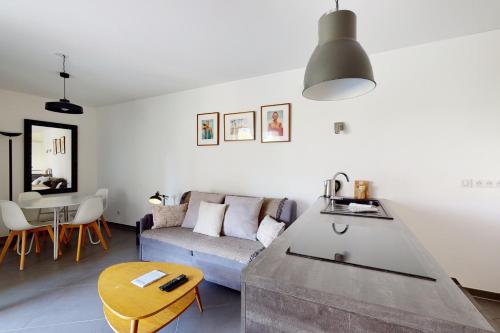 un salon avec un canapé et une table dans l'établissement Le Trésum a few steps from the lake parking, à Annecy