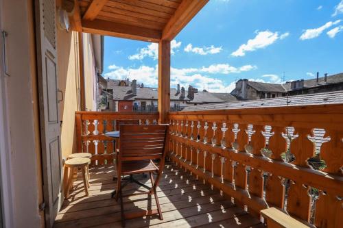 balcón con silla y vistas a la ciudad en A l'aventure ! Joli T2 avec balcon centre ville, en Annecy