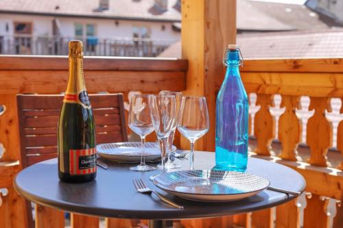 una mesa con dos copas y una botella de vino en A l'aventure ! Joli T2 avec balcon centre ville, en Annecy