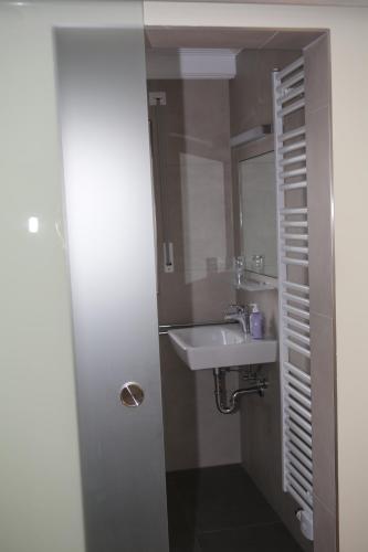 uma casa de banho com um lavatório e um espelho em Gasthaus Post em Goldbach
