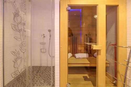 een badkamer met een douche en een badkamer met een wastafel bij L'Isle - Lofts & Lakes certified 5-stars in Annecy