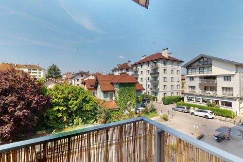 une vue depuis un balcon d'une ville avec des bâtiments dans l'établissement L'Avalanche - T2 avec parking, à Annecy