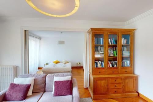 - une chambre avec un canapé et une étagère dans l'établissement Le Favre - 2 chambres au centre, à Annecy