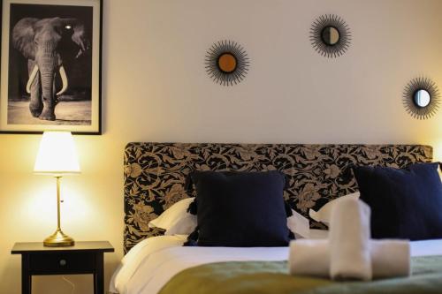 1 dormitorio con 1 cama y 2 espejos en la pared en Chez Maminou - 8 couchages parking proche centre en Annecy