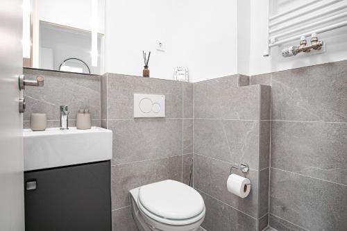 ein Bad mit einem WC und einem Waschbecken in der Unterkunft Homefy Wohlfühl-Apartment, mit Parkplatz, Balkon und Garten in Essen