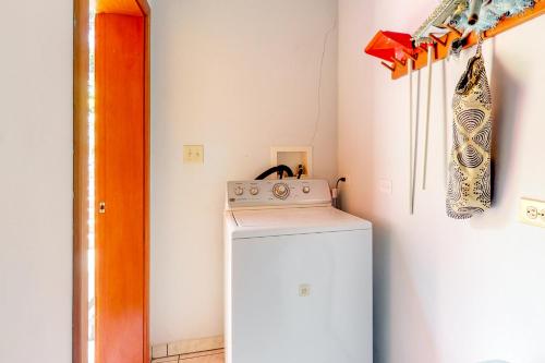einen kleinen weißen Kühlschrank in einem Zimmer mit einem Herd in der Unterkunft Framadani Villas Gold Standard Certified in San Ignacio