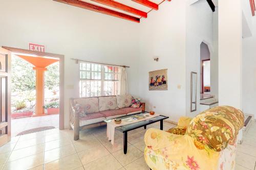 ein Wohnzimmer mit einem Sofa und einem Tisch in der Unterkunft Framadani Villas Gold Standard Certified in San Ignacio