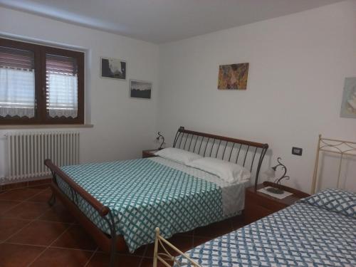 een slaapkamer met 2 bedden en een raam bij Profumo di Campagna in Colonnella